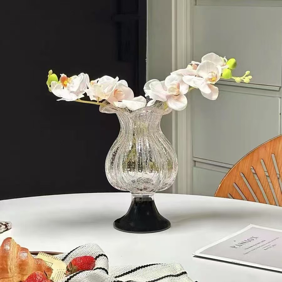 विभिन्न विचित्र आकार के कांच के फूलदान