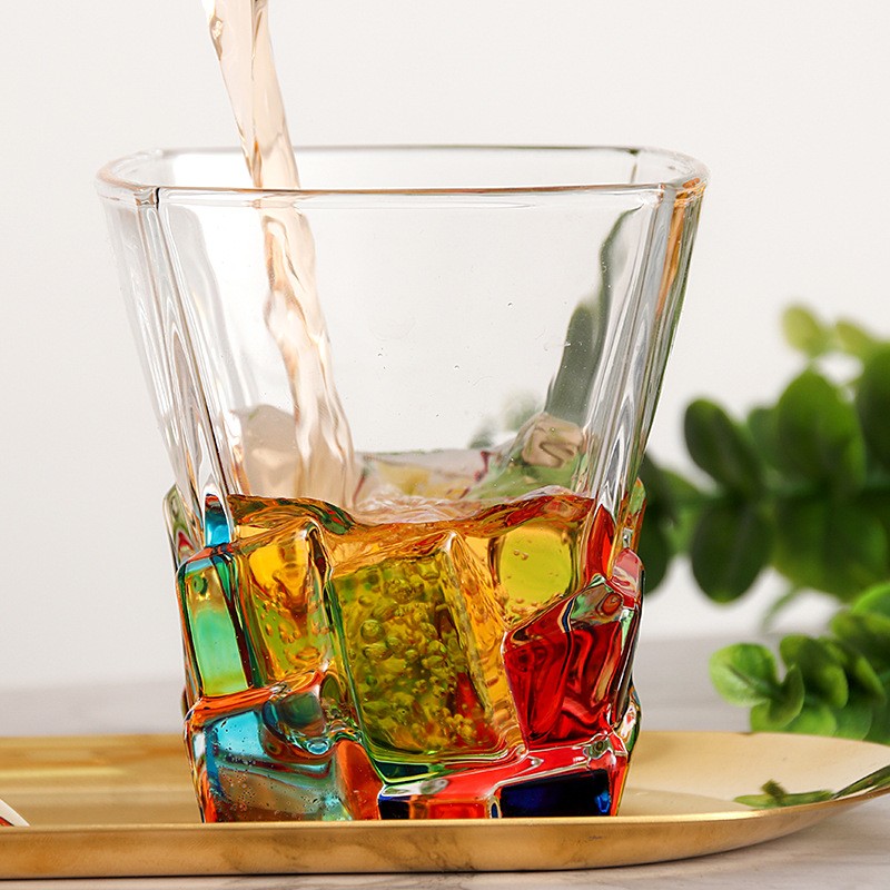 स्टाइलिश हाथ से पेंट किया हुआ ग्लास
